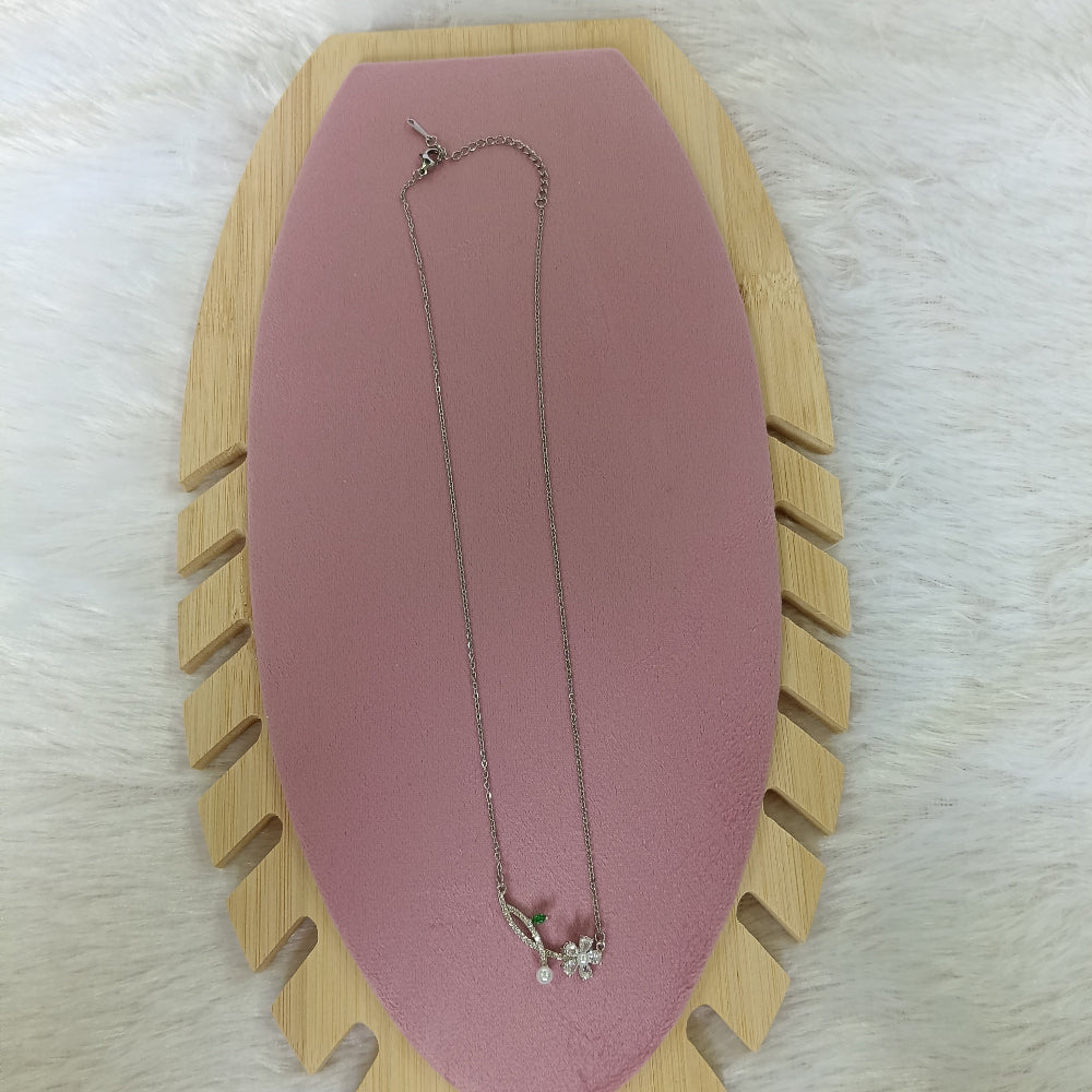 Chain Pendant with Floral Design & Pearl Embedded