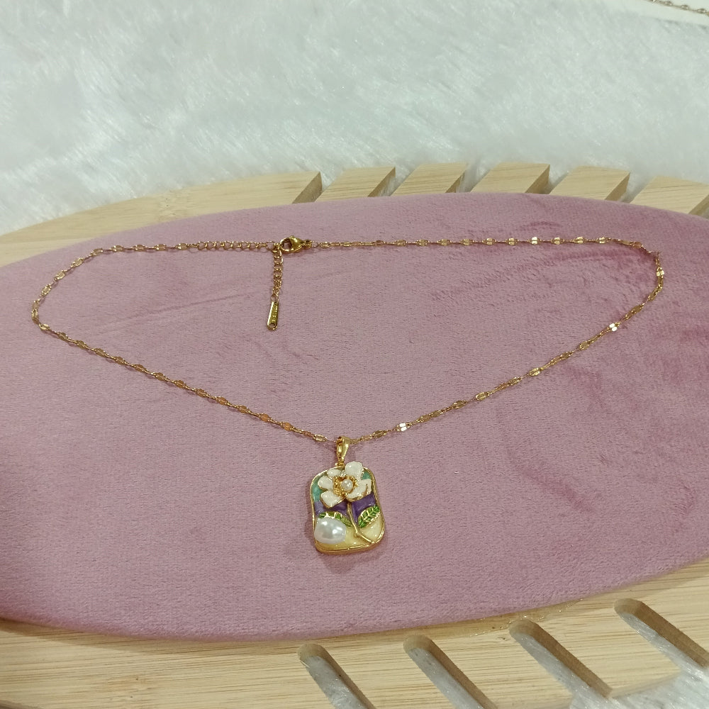 Chain Pendant with Flower Design