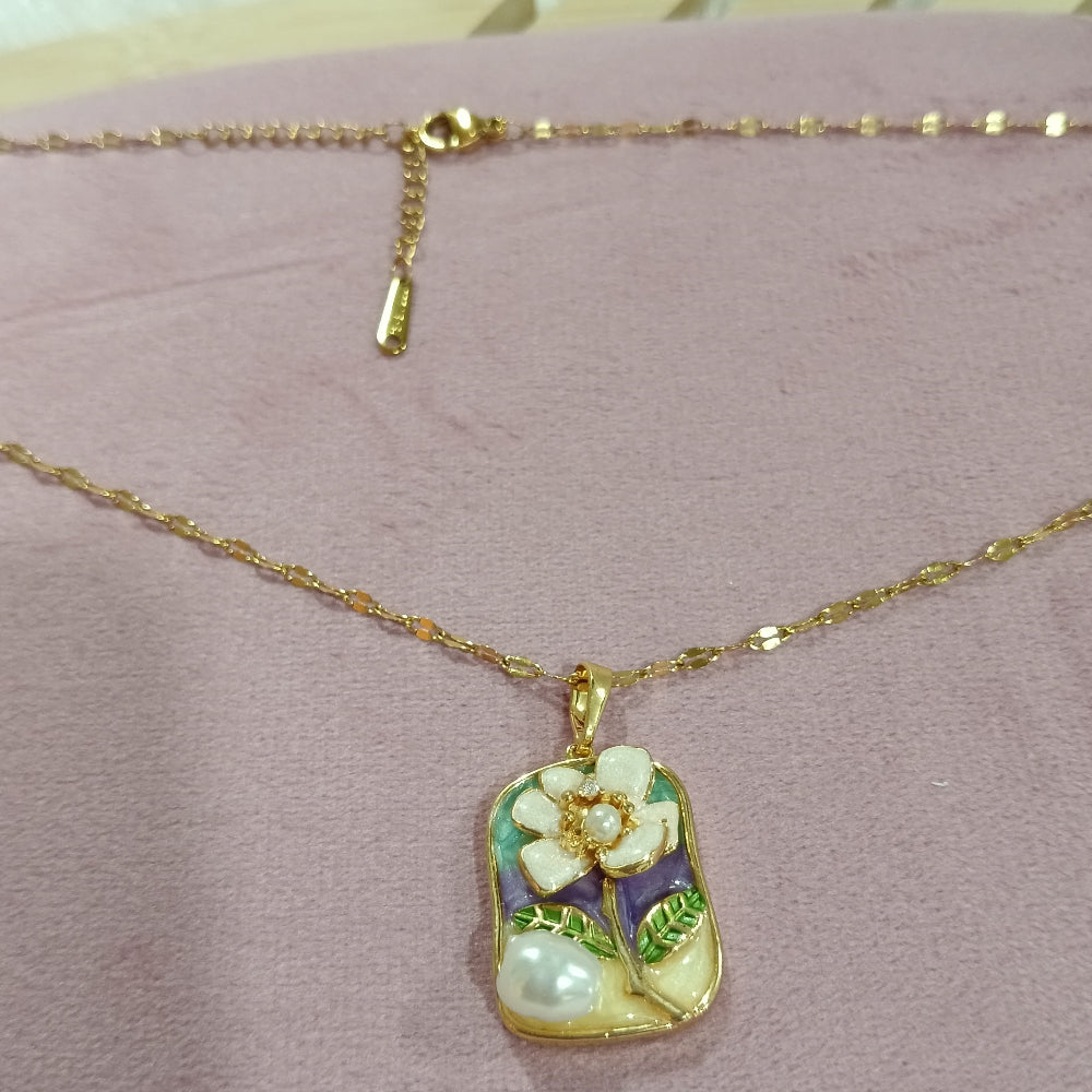 Chain Pendant with Flower Design