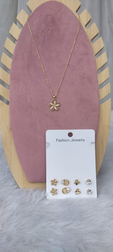Chain Pendant with Earrings Golden Finish