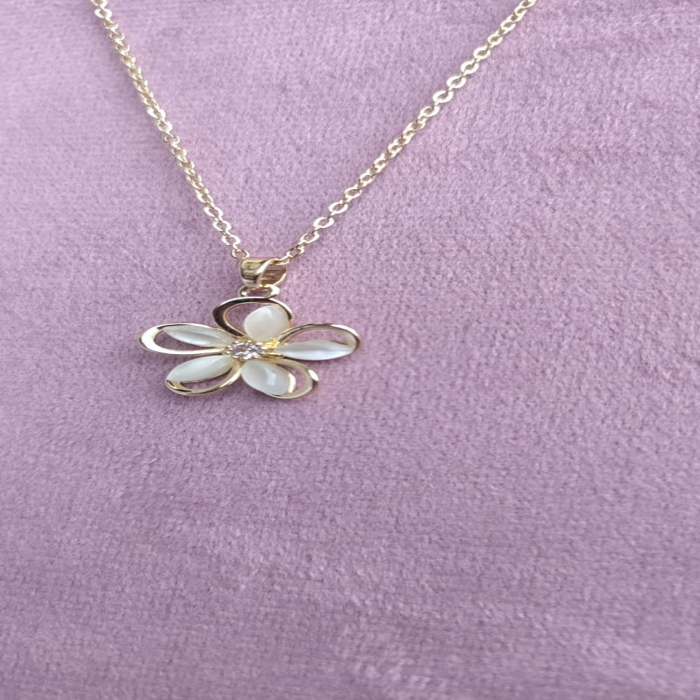 Chain Pendant with Earrings Golden Finish