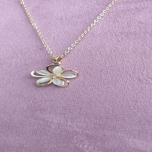 Chain Pendant with Earrings Golden Finish
