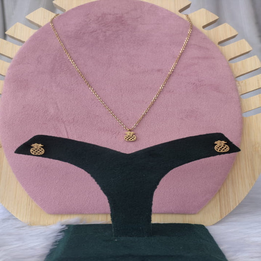 Chain Pendant with Earrings Golden Finish