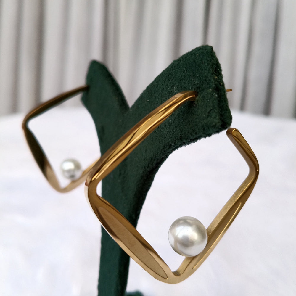 Gold-Framed Earrings with Pearl in Center