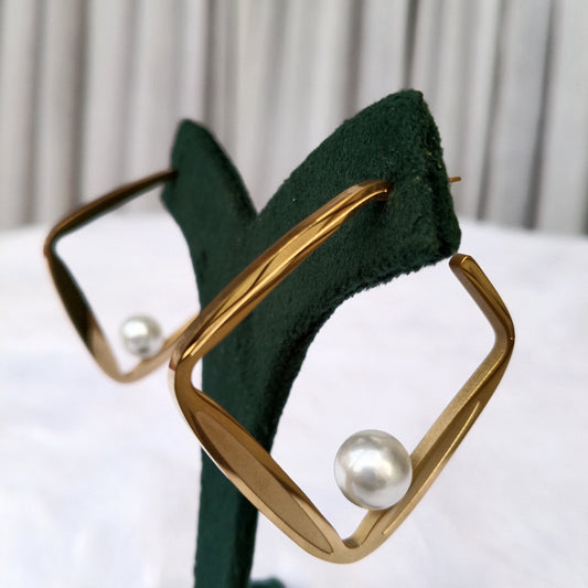 Gold-Framed Earrings with Pearl in Center
