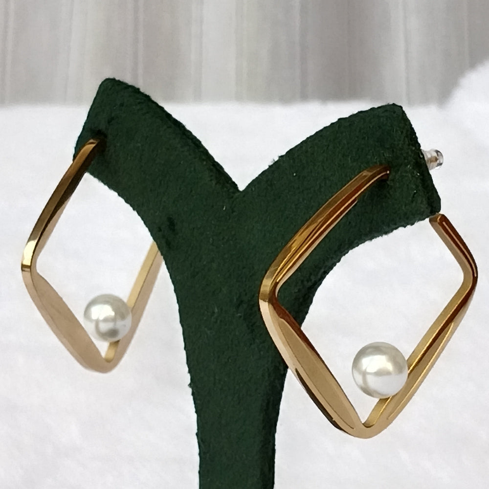 Gold-Framed Earrings with Pearl in Center