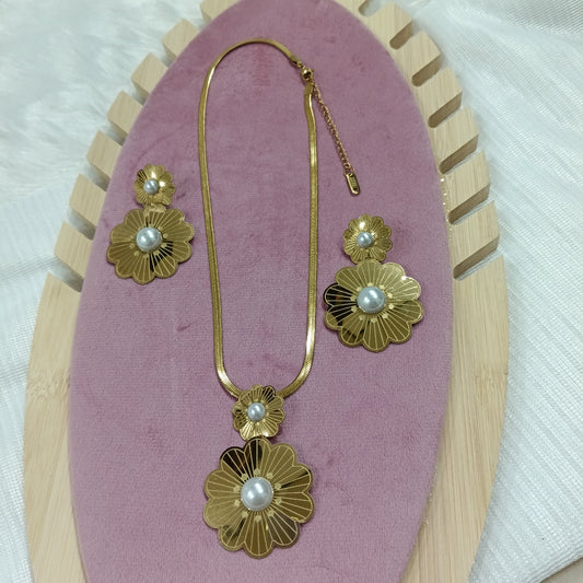Anti Tarnish Necklace with Earrings (Light Weight)