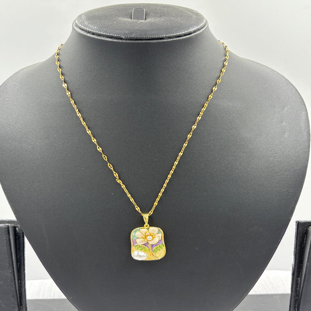 Chain Pendant with Flower Design