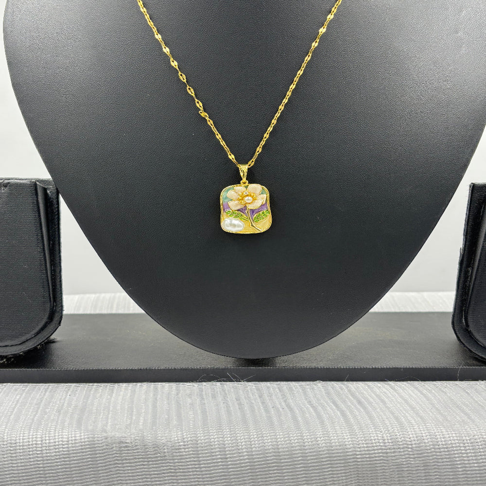 Chain Pendant with Flower Design