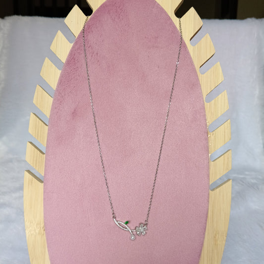 Chain Pendant with Floral Design & Pearl Embedded