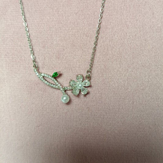 Chain Pendant with Floral Design & Pearl Embedded