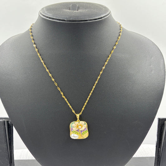 Chain Pendant with Flower Design